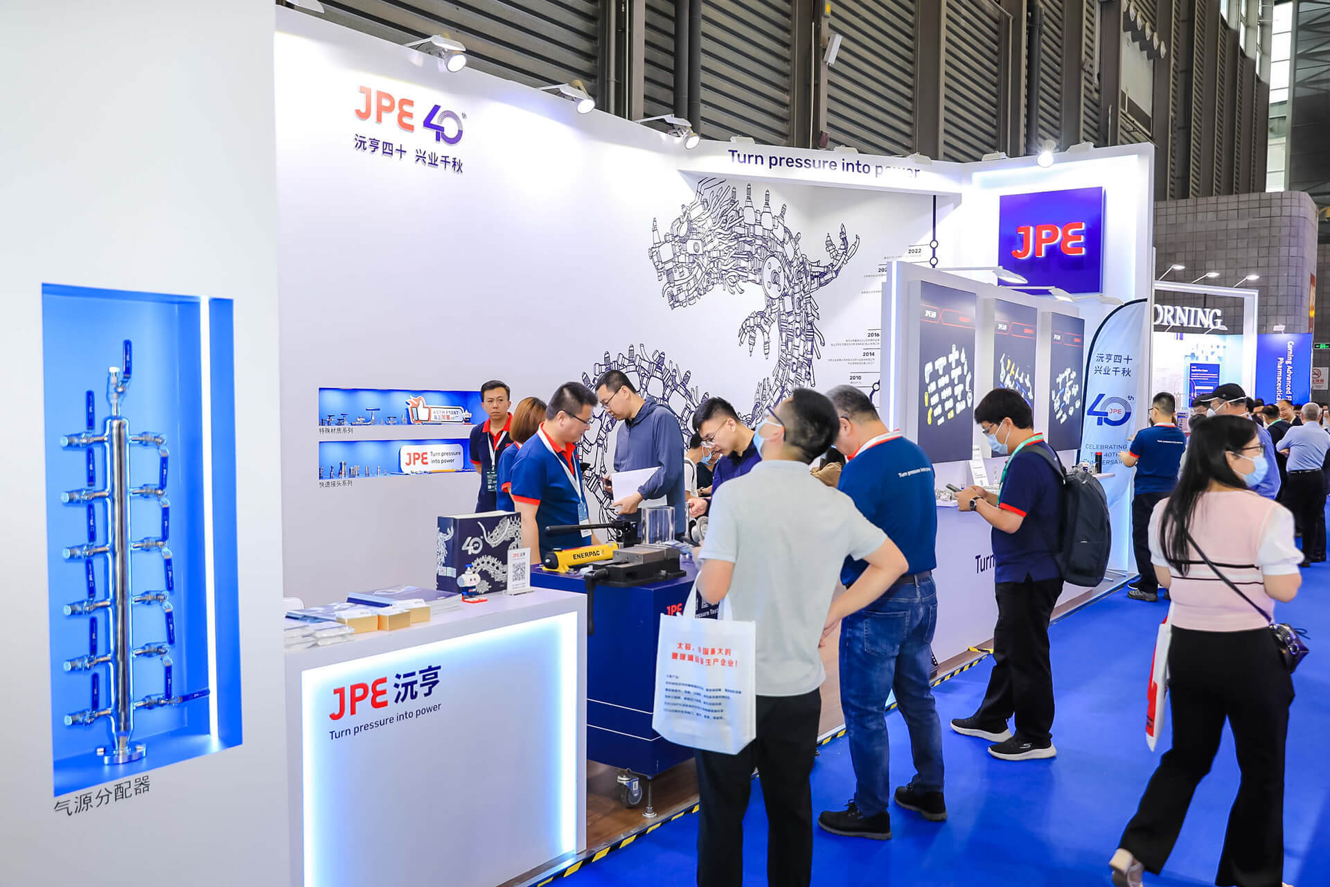 P-MEC China 2023现场JPE沅亨展位，展示多系列阀门与接头产品，吸引各国访客洽谈交流。